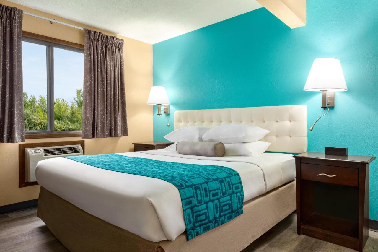 Howard Johnson By Wyndham Waterloo/Cedar Falls Esterno foto
