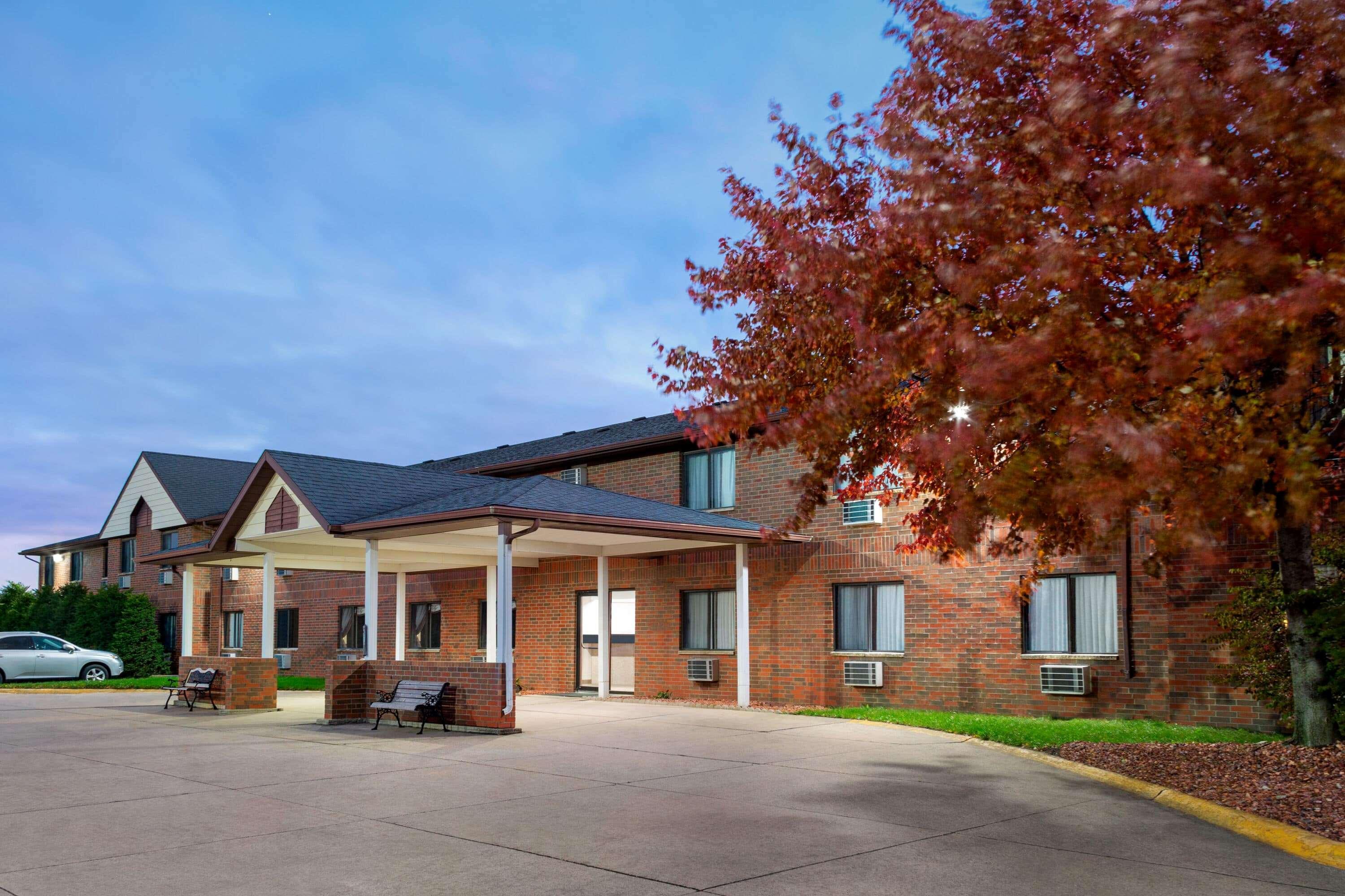 Howard Johnson By Wyndham Waterloo/Cedar Falls Esterno foto