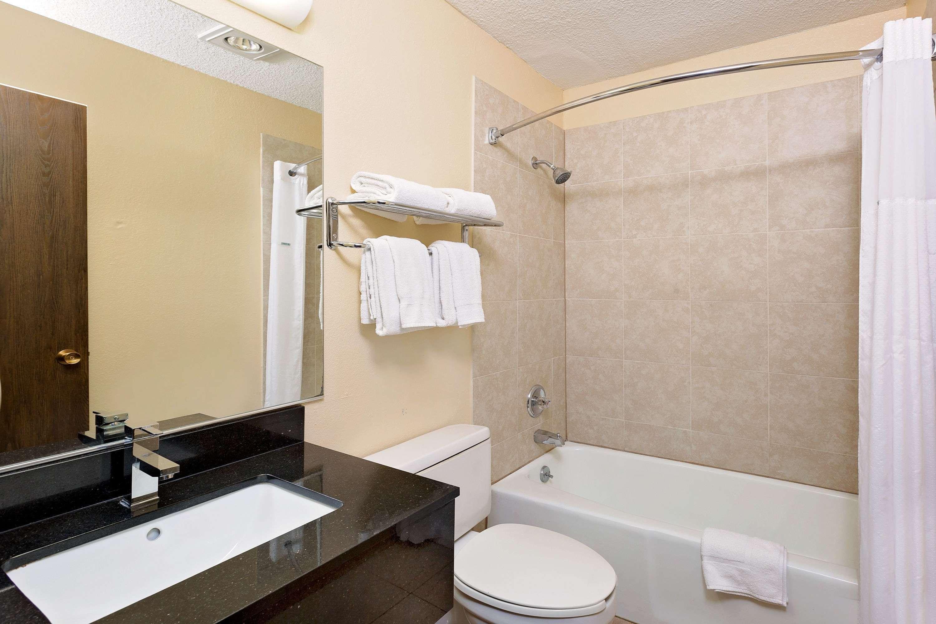 Howard Johnson By Wyndham Waterloo/Cedar Falls Esterno foto