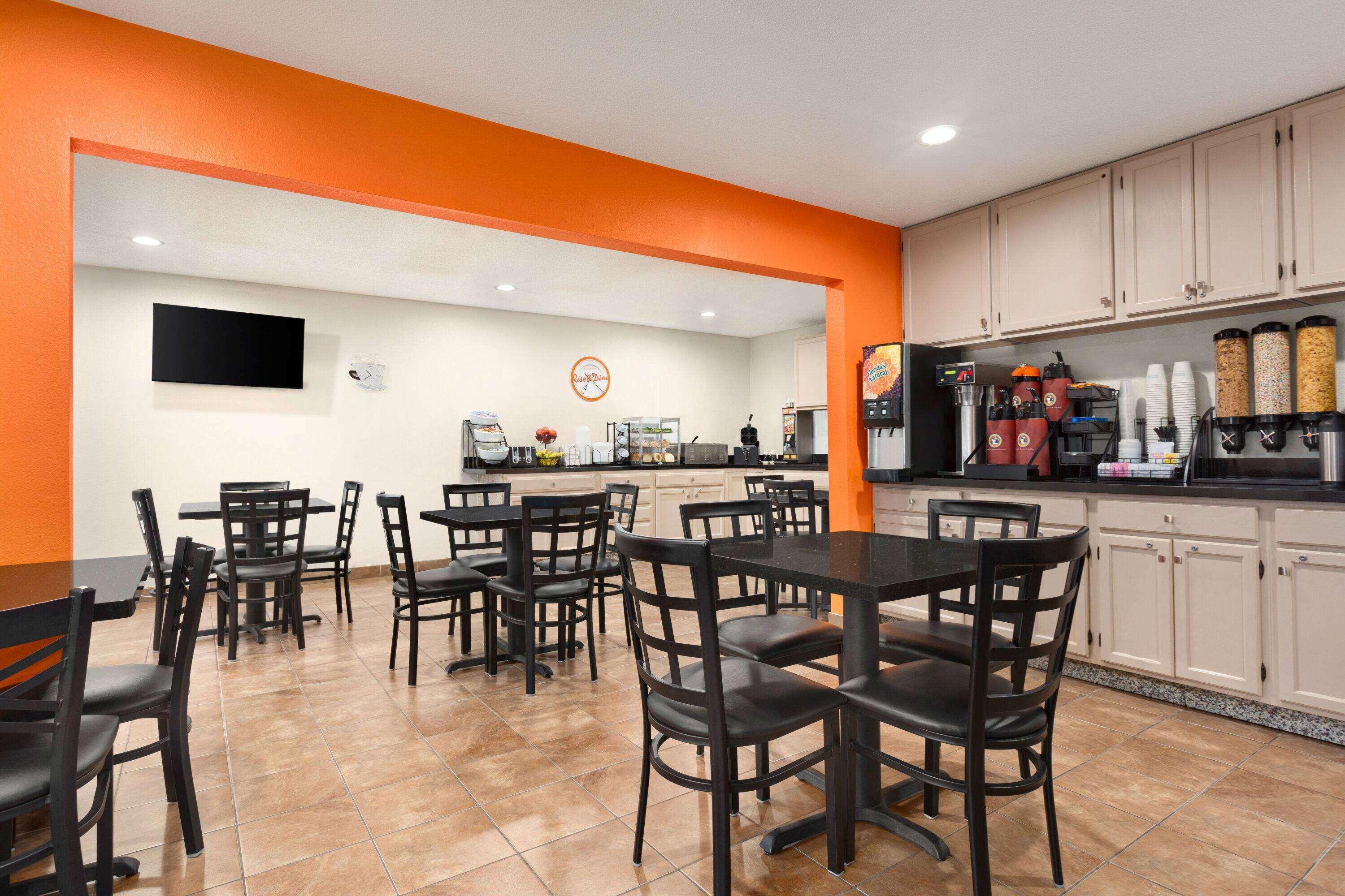 Howard Johnson By Wyndham Waterloo/Cedar Falls Esterno foto
