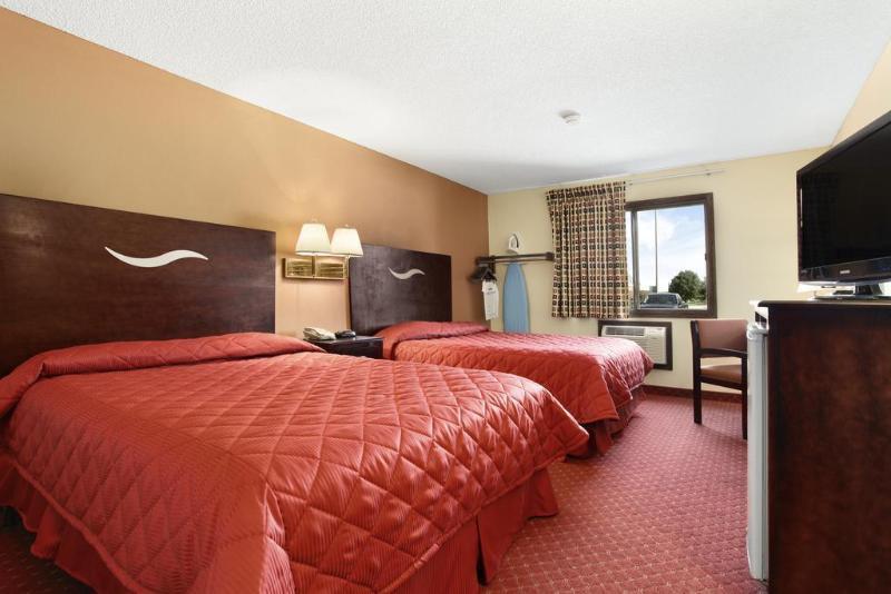 Howard Johnson By Wyndham Waterloo/Cedar Falls Esterno foto